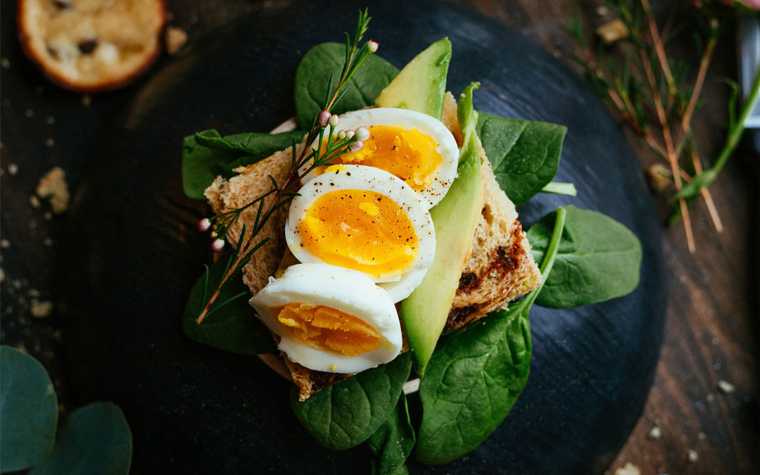Bio-Eier und Avocado enthalten gesundes Fett